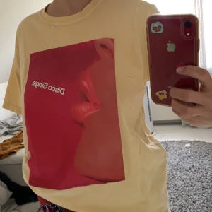 T-shirt med tryck - Storlek M. använd ett fåtal gånger. säljer pga att den aldrig kommer till användning. Kan mötas upp i sthlm annars står köparen för frakt.