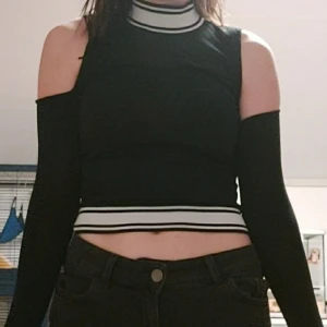 Off shoulder tröja  -  Nästintill oanvänd , mycket bra skick. Väldigt stretchigt tyg så kan passa en storlek större