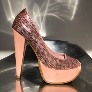 Högklackat glitter/rosa - Använda 30 min vid ett nyårsfirande ute vid 12-slaget! Lite för höga för min smak. Ljusrosa, glitter med öppen tå. 