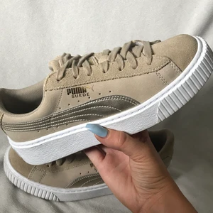 Puma, i mocka, hög sula, strl 37,5 - Oanvända! Provade i butik. Äkta mocka och läderdetaljer och ”puma” i guld. Hög sula, lite bredare passform.