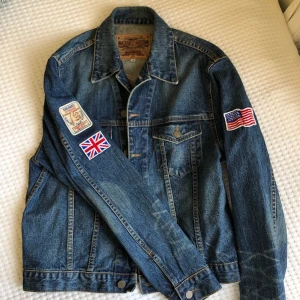 Jeansjacka - Jeansjacka från Crocker. Storlek M, extra lång i ärmarna. väldigt snygg passform! Lite oversize. Frakt tillkommer!