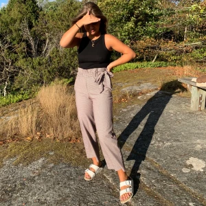 Rutiga byxor från Zara - Rutiga byxor i en rödbrunton med en fin knytdetalj i midjan. Bara använda ett par gånger och är därmed i bra skick! Kom med bud💗