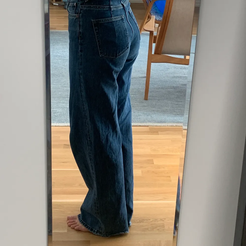 Vida jeans från Weekday. Extra långa ben. Mörk denim. Bra skick! Budgivning.. Jeans & Byxor.