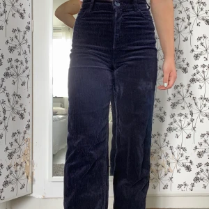 Manchesterbyxor från Monki - Fina byxor i Manchester i bra skick. Endast använd max 2 gånger. De är i storlek 34 och sitter bra på mig som brukar använda storlek 34-36, alternativt XS-S. Säljer dem för att de inte kommer till användning, men det är inget fel på dem💘✨☺️