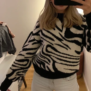 Stickad tröja - Fin stickad tröja i zebra mönster som tyvärr inte kommer till användning längre.💗