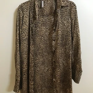 Satinkjorta säljes  - Säljer en satinkjorta i leopard mönster i stl M. På bild två har jag den på mig☺️ 