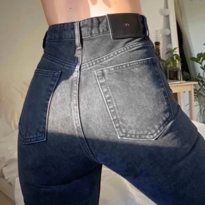 Svarta Zara jeans - Köpte jeansen här på plick men de var tyvärr försmå!! Säljer därför vidare! (Lånade bilder av tjejen jag köpte av) köp direkt för 300kr+frakt (frakten kostar 79kr)