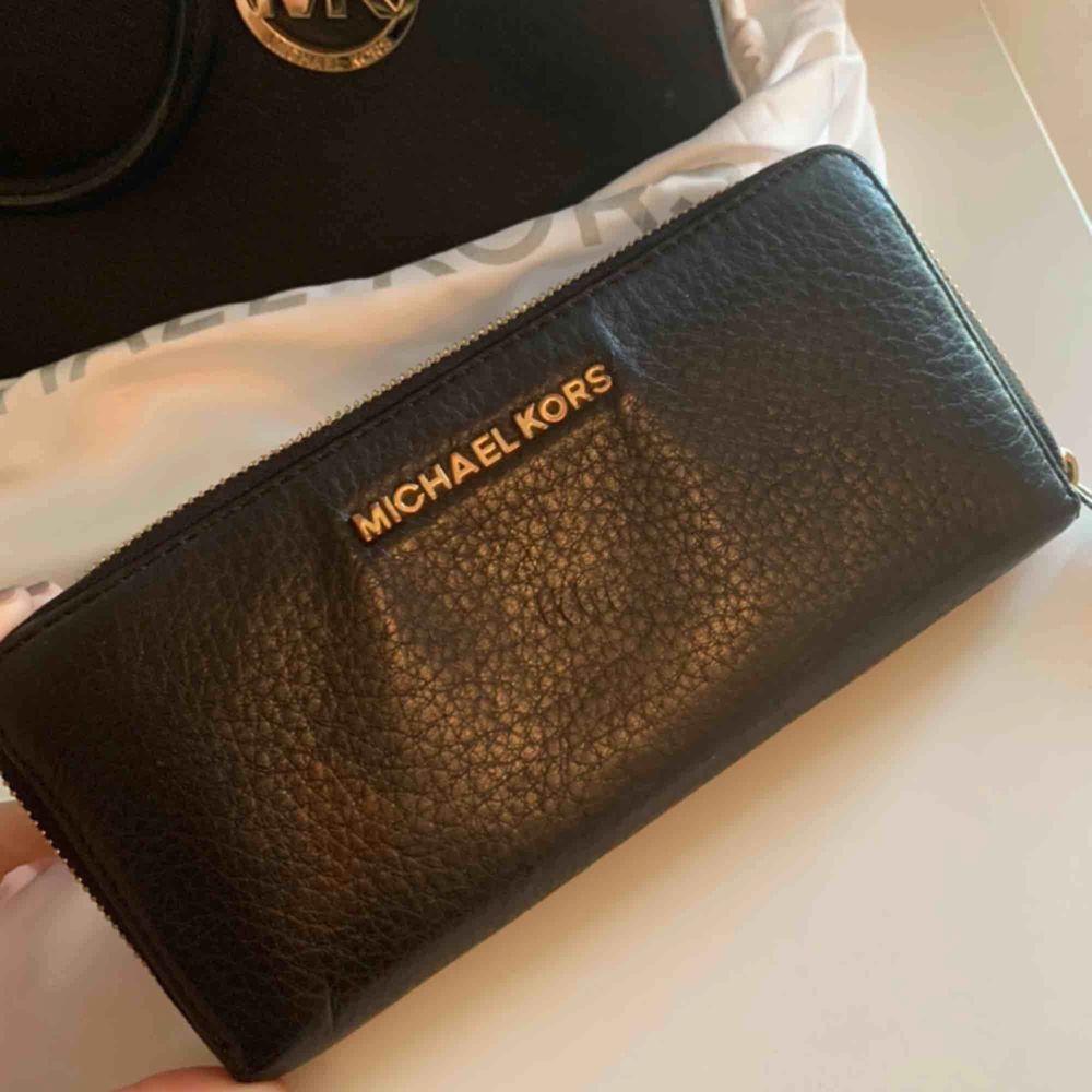 Jätte rymlig plånbok från MK. Kvitto | Plick Second Hand