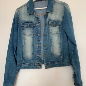 Jeansjacka - Säljer en superskön jeansjacka från only i storlek 38. Den är i lite ljusare jeansblå med blekningar framtill och på ryggen. Jackan är i jättefint skick och är jättemjuk och skön. Den är tyvärr för liten för mig så dags att sälja 