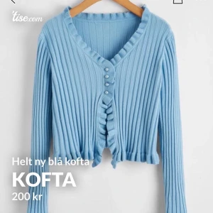 Blå kofta babyblå - Helt ny kofta aldrig använd endast testad köptes i helt fel storlek av misstag och kan ej återlämnas! Bud från 200kr!