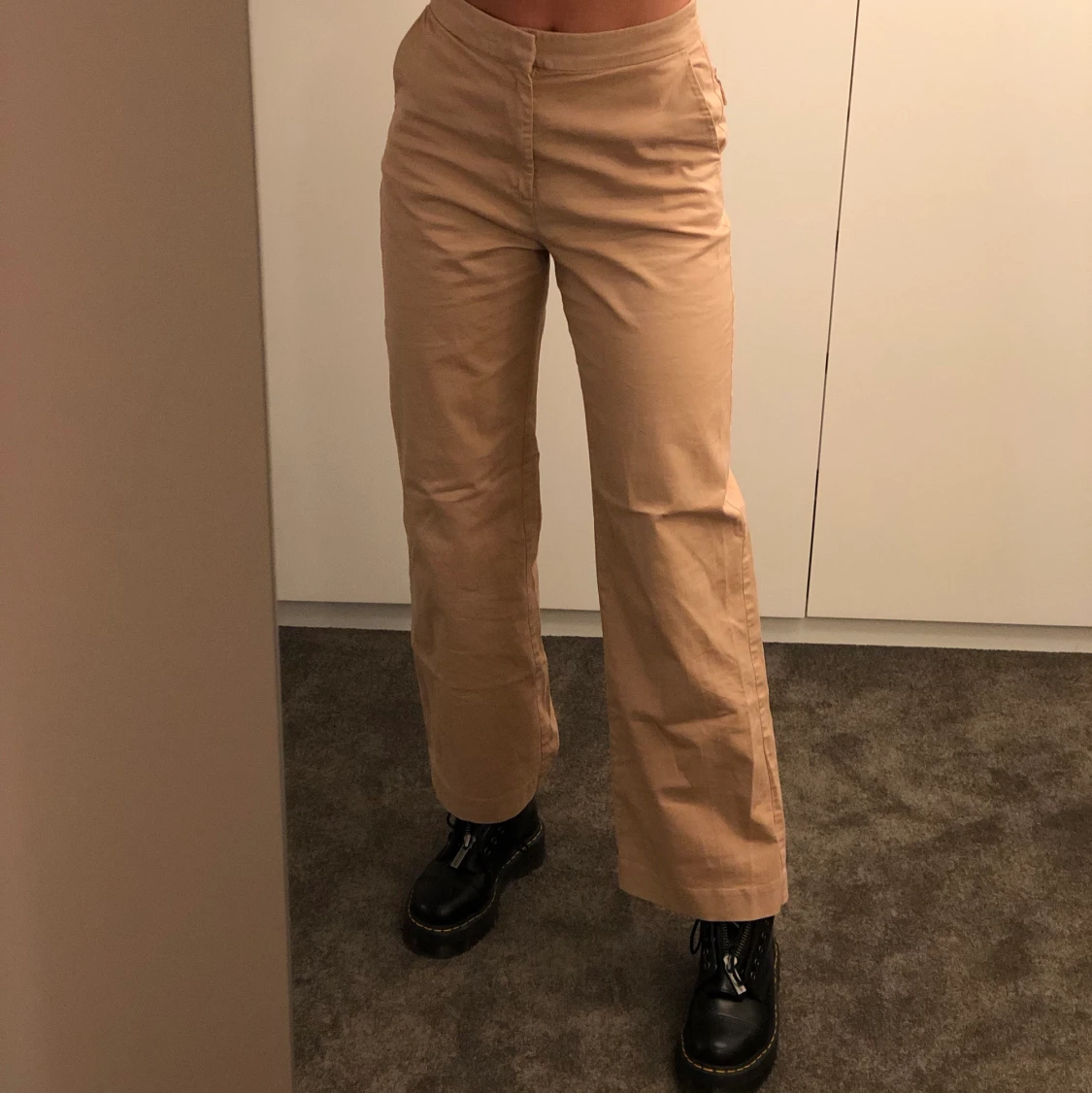 Långa beiga byxor  - 90