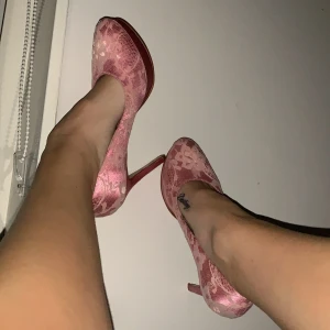 ROSA KLACKSOR - Skot jag fick i present men inte använt pga att jag inte är bekväm med att gå runt i klackskor, super söta dock!