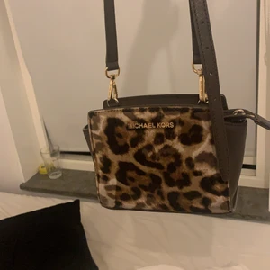 ÄKTA Michael kors väska - Otroligt söt accessoar 