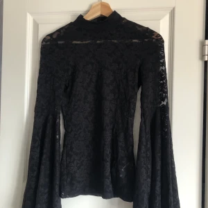 Blus/topp från Gina Tricot - Fin blus från Gina Tricot i storlek XS. Genomskinligt tyg. 