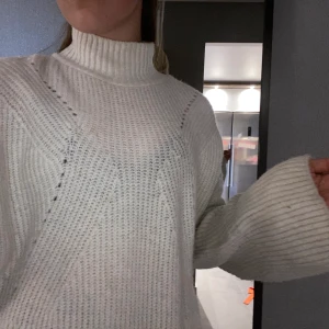 Stickad tröja - En jättefin stickad tröja ifrån Gina, jätte mysig och i ett bra skick.