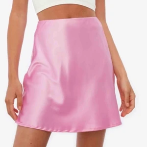  - Lägger upp igen! Helt oanvänd satinkjol från chiquelle i storlek M. Passar även mig som har S, Säljes pga kommer ej till användning. Buda gärna i kommentarerna. Köparen står för frakt💓