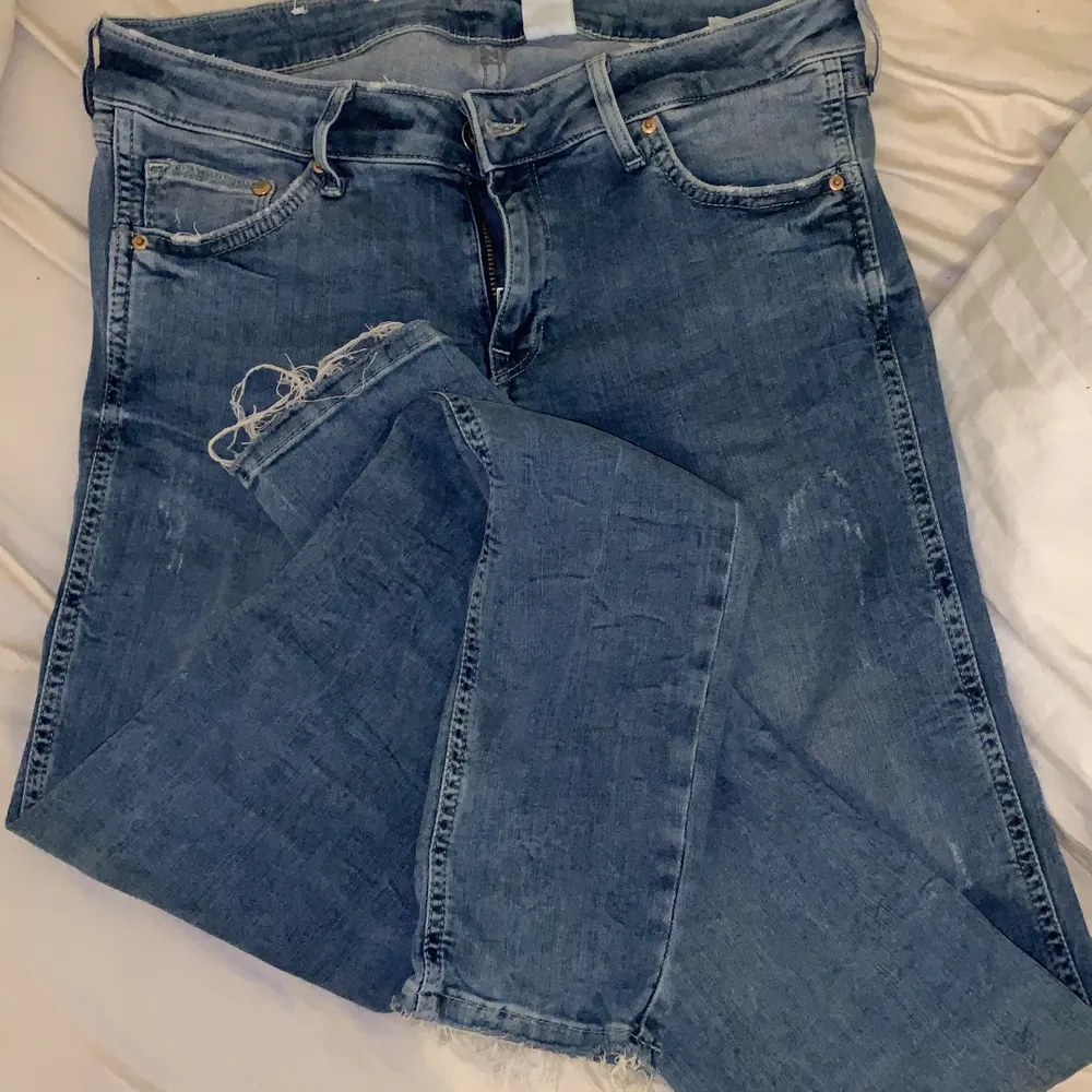Snygga men för långa för mig (jag är 1,62) har helt plötsligt börjat hata att vika upp jeans så kan inte använda dom. Jeans & Byxor.