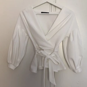 Lyxig vit blus - Jättefin vit blus som man kan knyta där fram med✨sååå vacker att ha till speciella tillfällen eller på middagar eller fester🌸använd 2 gånger då jag tyckte det var för jobbigt att behöva ha off shoulder💕 man kan ha den både som off shoulder och på axlarna✨