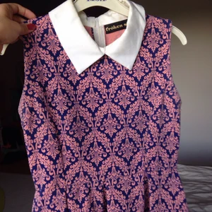 Klänning från Fröken söt - En otroligt fin klänning från fröken söt som tyvärr inte passar min stil längre. Tjock i tyget så sitter väldigt fint och ger kjolen volym. Lite brun på insidan av kragen men inget som märks när man har på den. ✨ kan mötas i stockholm eller så tillkommer frakt! ❤️🔥