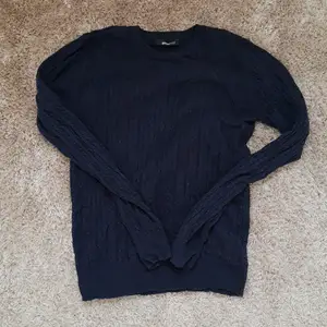 Marinblå kavelstickad tröja från Gina Tricot. Använd fåtal gånger. 