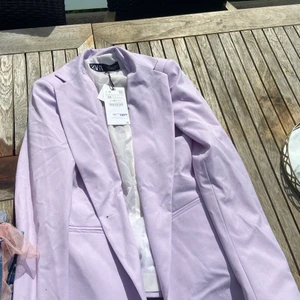 Kavaj/blazer lila - Lila skit snygg blazer som tyvärr inte blivit använd. Storlek 38 från Zara.  ny pris 399