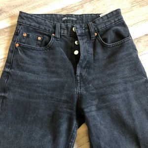 Jeans - Jeans från Zara med en svart urtvättad look. Jeansen har en skön passform och anpassar sig efter ens egna figur. Jag är vanligtvis i storlek 36 men även dessa jeans i 34 passade mig.                                                                       