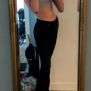 Lowrise jeans - Säljer mina Filippa k niki jeans som sitter så snyggt med raka ben men jag har för måna haha;) ny pris ca 1000kr. De är långa till och med på mig som är 180. Strl 29/34 o på högmidjade brukar jag ha strl 25 i midjan så de e lite små i storleken❤️ buda på