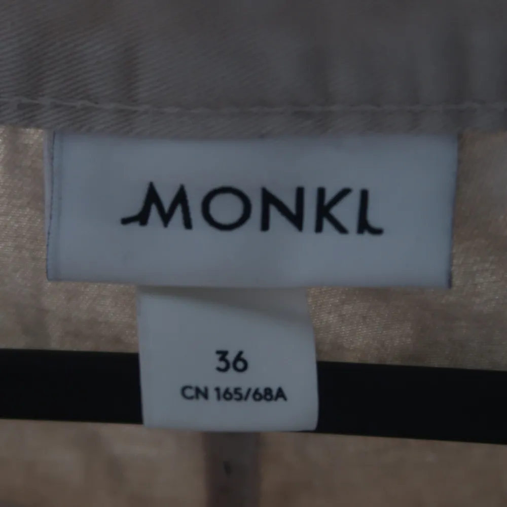 Byxa från monki endast använda en sommar men säljer för det tyvärr blivit för små! . Jeans & Byxor.