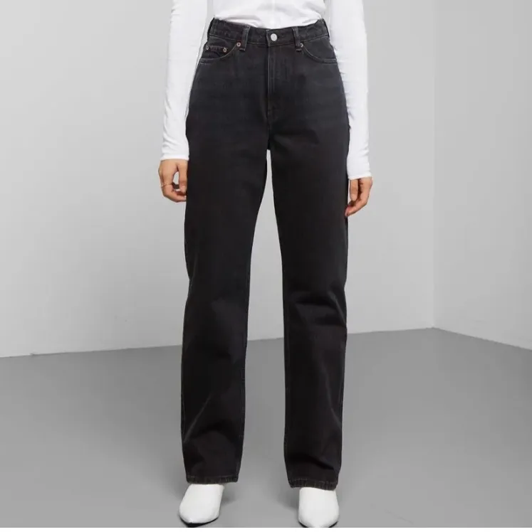 Svarta rowe jeans från weekday, köpa här på plick för ett tag sedan, använda fåtal gånger av både mig och förra ägaren, i mycket bra skick! Skriv vid frågor/fler bilder. Frakt tillkommer. Köpare står för frakt 📦 (är 163 btw med längre ben). Jeans & Byxor.