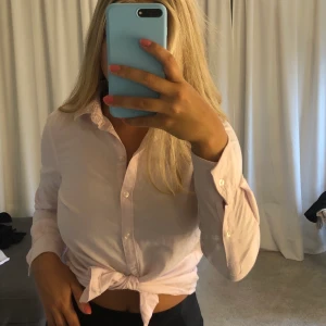 Skjorta - Rosa skjorta från gina som jag själv knutit. Kommer aldrig till användning. 40kr + frakt. Skriv för mer bilder