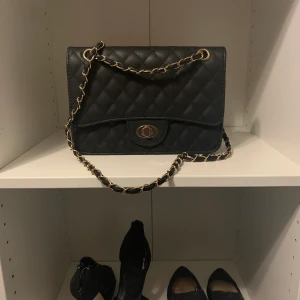 Axelremsväska  -  Axelremsväska I mkt fint skick ! 