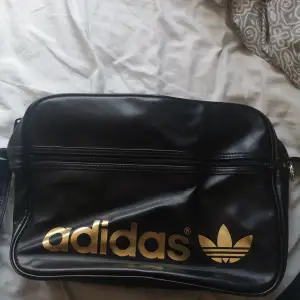 En oanvänd Adidas sidväska. Väskan har ytterfack, 2 innerfack och stängs med dragkedja. Köpt för 499kr 
