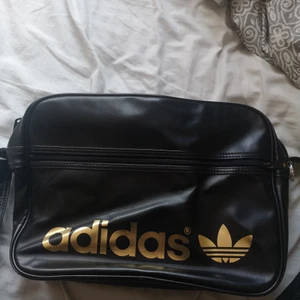Adidas väska  - En oanvänd Adidas sidväska. Väskan har ytterfack, 2 innerfack och stängs med dragkedja. Köpt för 499kr 