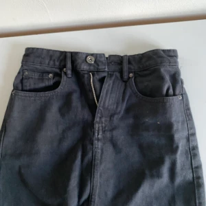 Zara jeans kjol - Säljer denna svarta jeans kjolen då den inte längre passar mig. Är i storlek 34, vilket motsvarar XS. Använd endast 1-2 gånger.