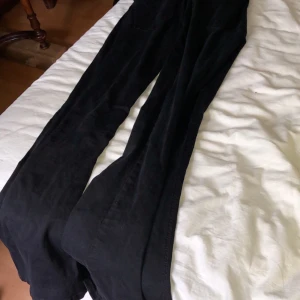 Bootcut byxor ifrån Gina tricot! Så fina!  - Två stycken bootcut jeans ifrån ginatricot! Båda är i xs! Säljs för 80kr styck! !!!!! 1 SOLD !!!!!!