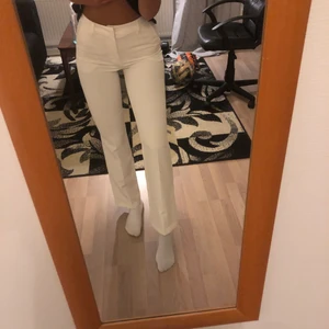 Kostymbyxor - Ett par kostymbyxor från bikbok prislapp på. Superfina men var menade att ha på skolavslutningen som inte blev av. Bjuder på frakten🤍