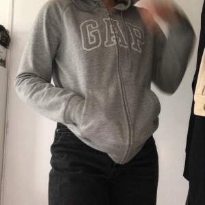 Grå zip up hoddie från GAP. Strl L men passar S/M lite mer oversized🥰 