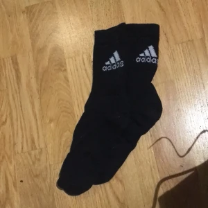 Adidas strumpor - Kan ge gratis till köpet av Midiru skorna