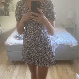 Somrig omlottklänning - Gullig klänning i blommigt mönster från PULL&BEAR🌸 Jätte fin passform, omlott som man knyter i midjan och med ”puffärm” detalj. Finns inte längre i sortimentet. (Dålig kvalite på första bild då min kamera är sönder)