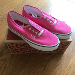 Vans  - Snygga knallrosa vans i storlek 38. Helt nya och endast prövade🌞 Säljer pga fel storlek. Nypris ca 450kr. Köparen står för frakt annars kan jag mötas upp i Karlstad🌿 Skickar fler bilder vid intresse💕