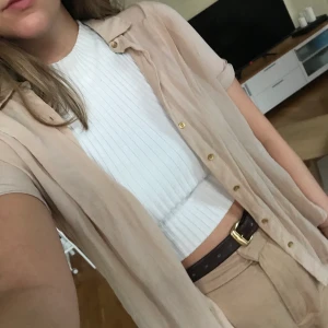 Kortärmad skjorta - Kortärmad skjorta från Massimo Dutti i storlek S som tyvärr är lite liten för mig i ärmarna, jag skulle säga att den passar XS eller en liten S. Kan hämtas upp i Stockholm (Ulriksdal) men annars betalar köpare frakt.