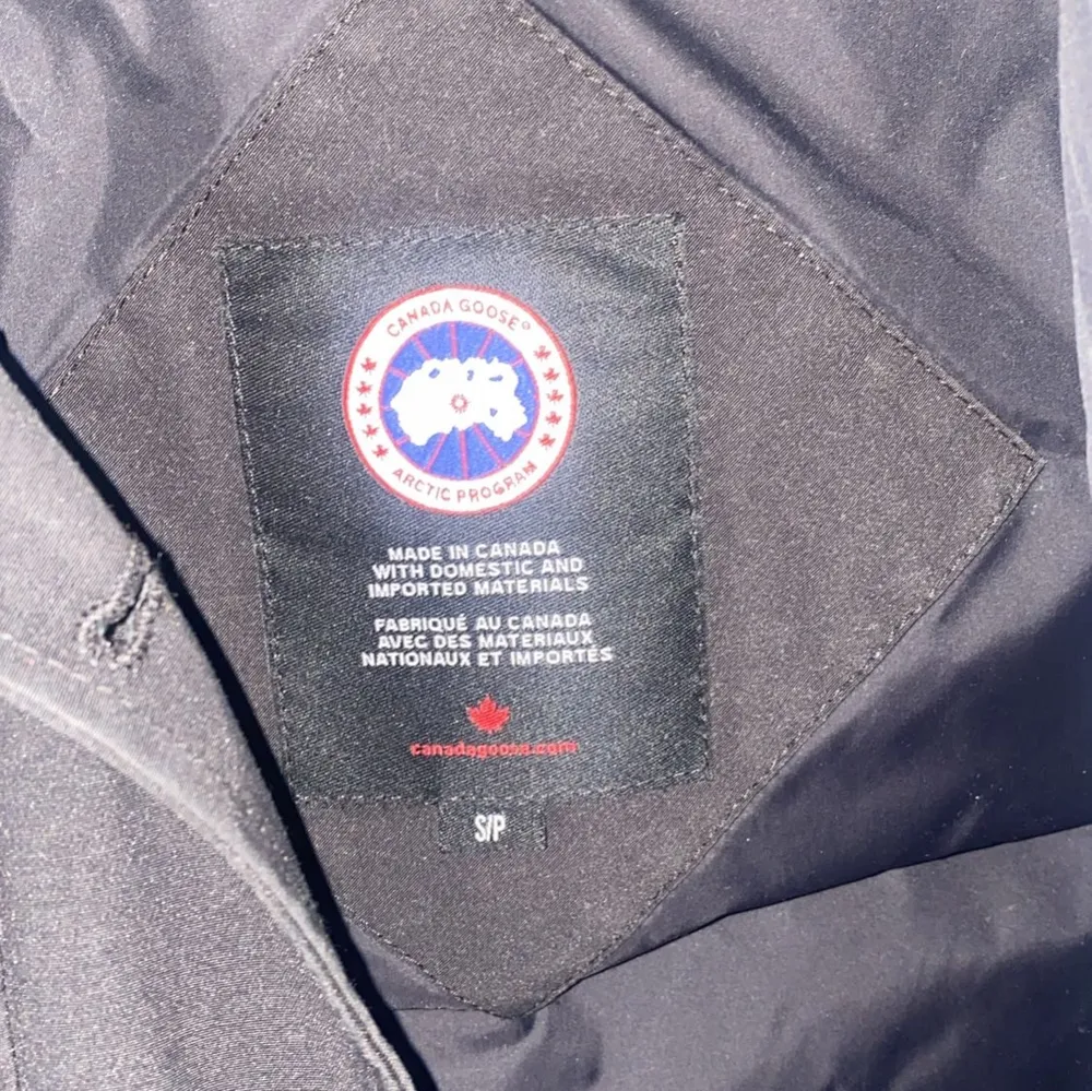 Canada Goose damjacka, Storlek S, köptes för runt 10 000 kr för ett tag sedan och har därför lyckats slarva bort kvitto men den är helt äkta, perfekt för höst och vintersäsongen, kan FRAKTAS också. Jackor.