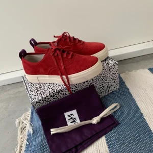 Eytys mother suede - Eytys mother suede (mocka) i superfint skick säljes! Strl: 37, säljes pga äger alldeles för många par skor. Fler bilder kan skickas om så önskas. Helt oanvända vita skosnören, dustbag och låda medföljer om så önskas. Nypris: 1700kr