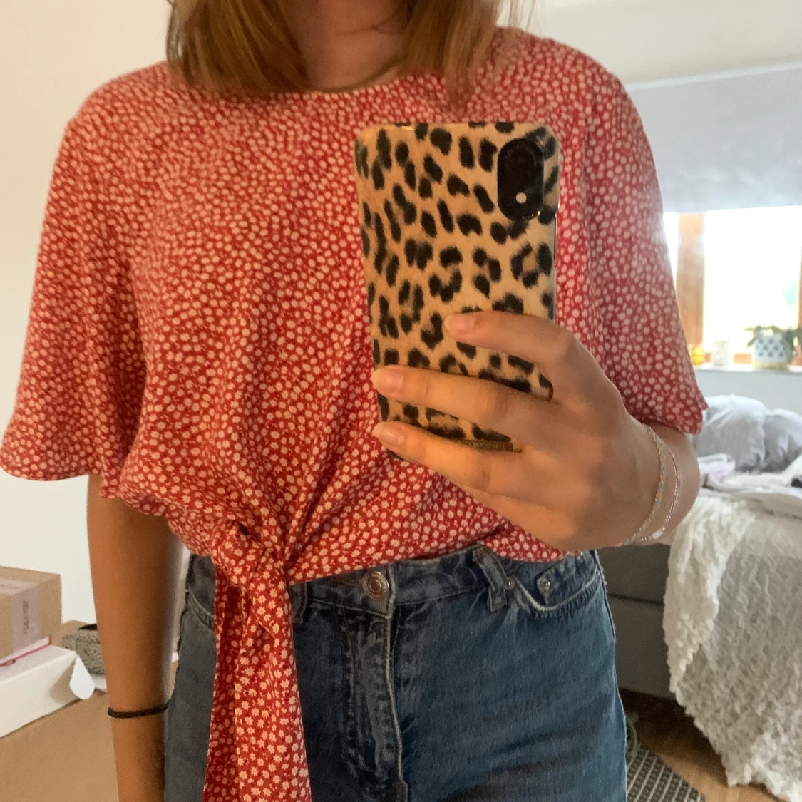 Röd top med vita blommor