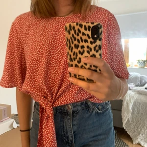 Röd top med vita blommor - Too från hm. Jättefin och nästan aldrig använd.