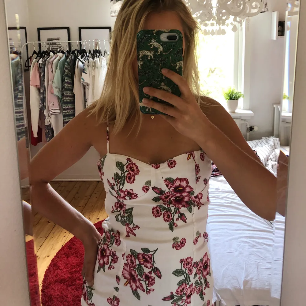 Tight, kort klänning från H&M. Knappt använd! Storlek 36 🌸🌷🌹🌺 Somrig och fin . Klänningar.