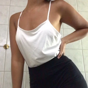 Linne - Säljer detta sköna och slappa linnet utan justerbara band då den aldrig används. Sitter bra på mig som vanligtvis har XS-S men passar nog på en M också.✨ Frakt tillkommer!💗