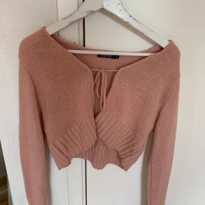 Storlek M - Fin stickad tröja från Boohoo!🤩 Helt oanvänd pågrund av att den är för liten! Storlek M och den är lite mindre i storleken, jag har egebtligen S men denna är för liten! Men annars väldigt bra skick.💞🤪