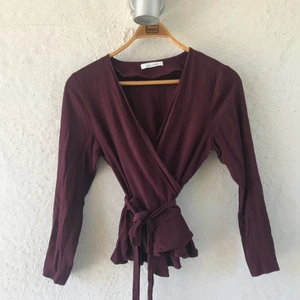 Samsoe Blus  - Fin vinröd/mörklila blus med knytning. ONE SIZE pga knytmöjligheten! Knappt använd, fin kvalitet!