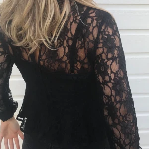Gina tricot peplum topp stl 36 - Endast provad svart spets topp från Gina, nypris 300. Buda i kommentarerna 💗